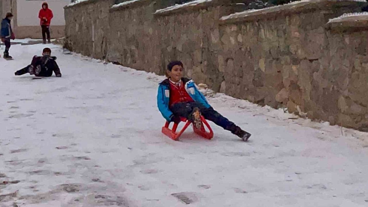 Sarıkamış''ta çocukların düşe kalka kızak keyfi