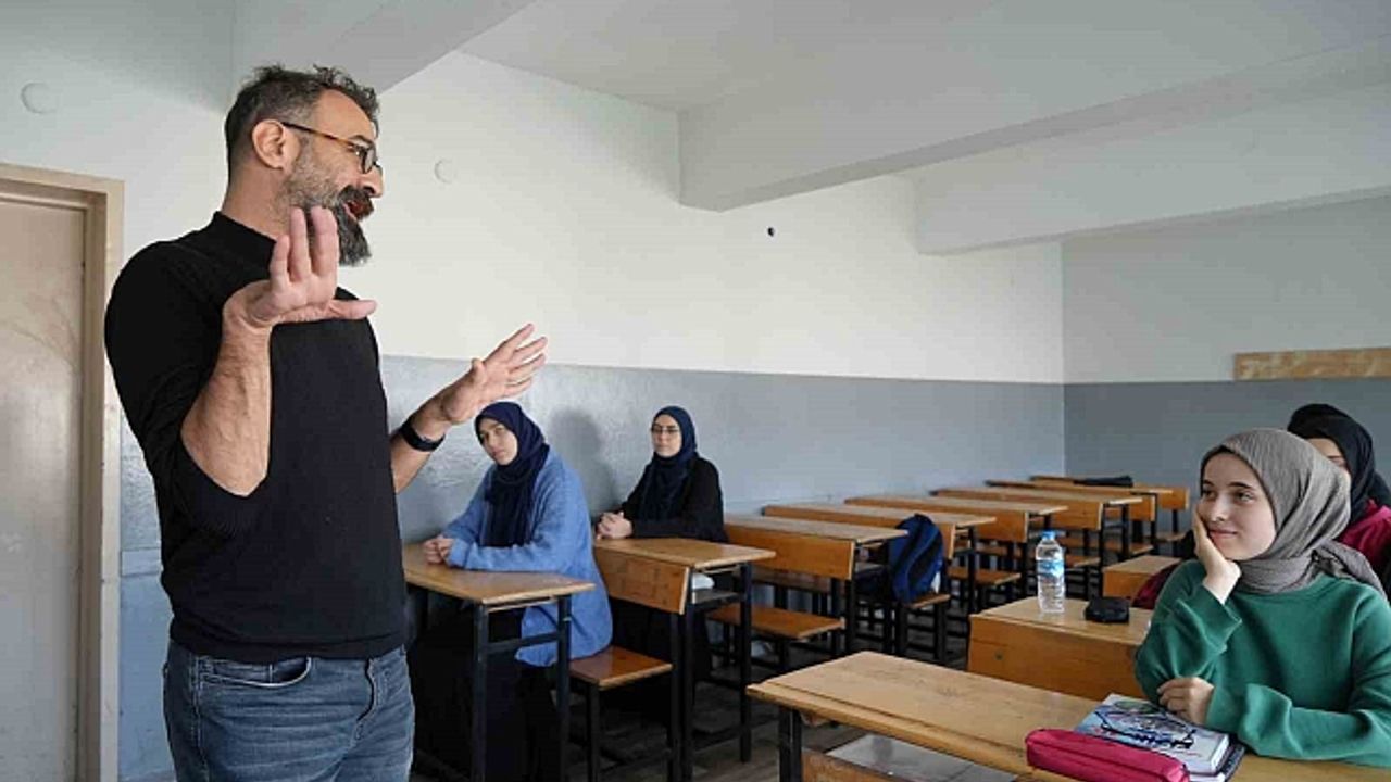 Serebral palsi hastası öğretmen 22 yıldır öğrencilerine ''rehber'' oluyor