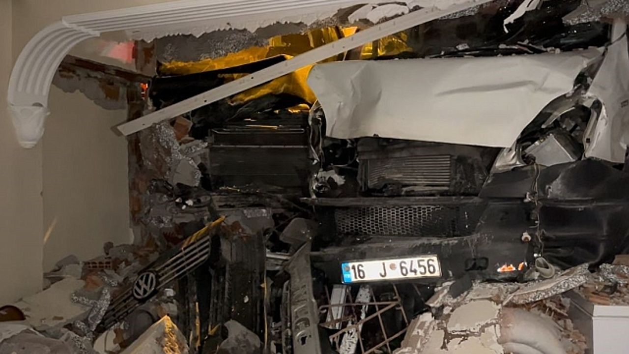 Şiddetli lodosa yenik düşen kamyonet evin salonuna girdi
