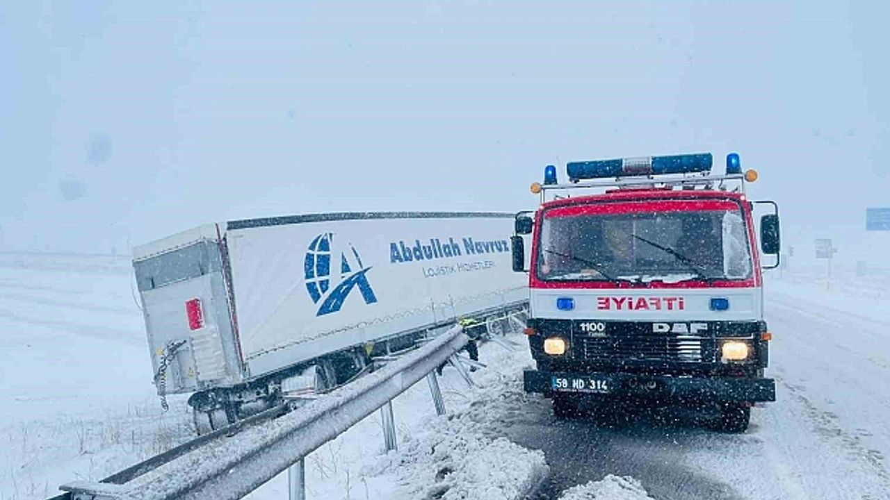 Sivas''ta kar ve kuvvetli fırtına kazayı da beraberinde getirdi: 1 yaralı