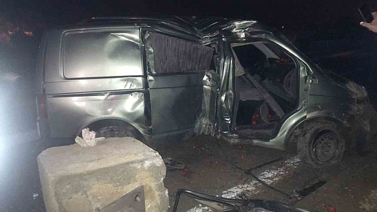 Sivas''ta minibüs aydınlatma direğine çarptı: 1''i ağır 2 yaralı