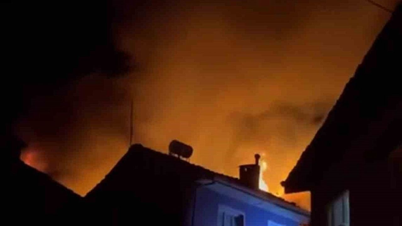 Sobadan çıkan yangın 3 evi küle çevirdi