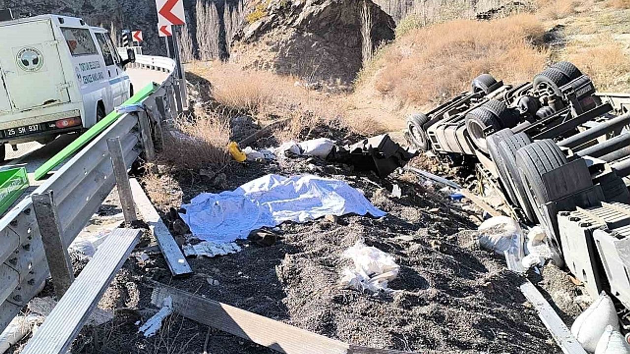 Tır sürücüsü aracından atladı ancak yine de hayatını kaybetti