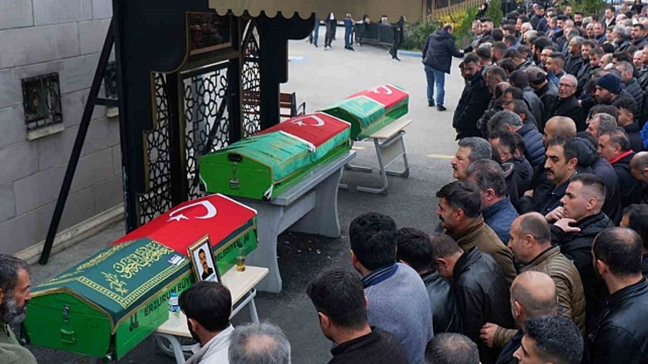 Trafik kazasında vefat eden üç arkadaş gözyaşlarıyla uğurlandı