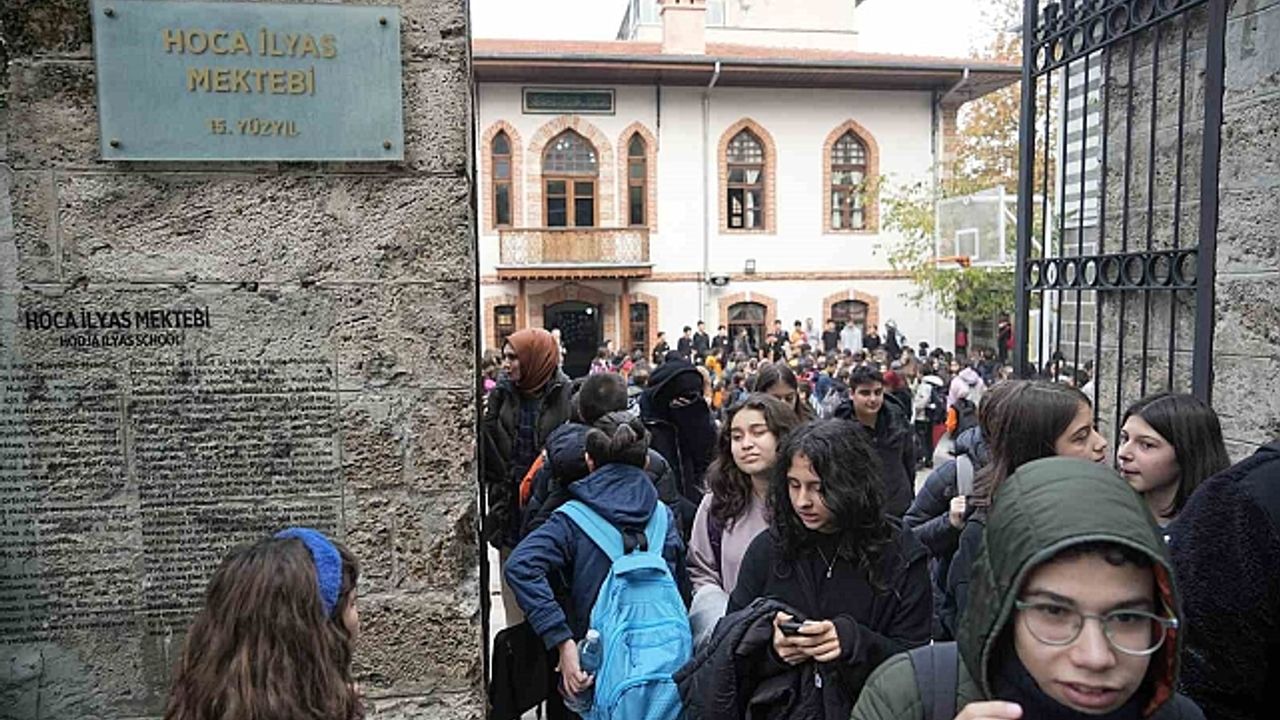 Türkiye''nin aralıksız en uzun eğitim öğretim veren okulu Bursa''da 556 yıldır ayakta