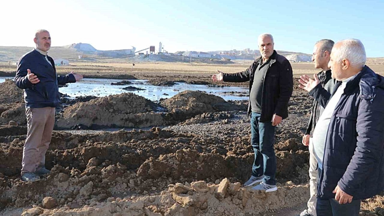 Van''da atık barajı çöktü: Ekili tarlalar zarar gördü