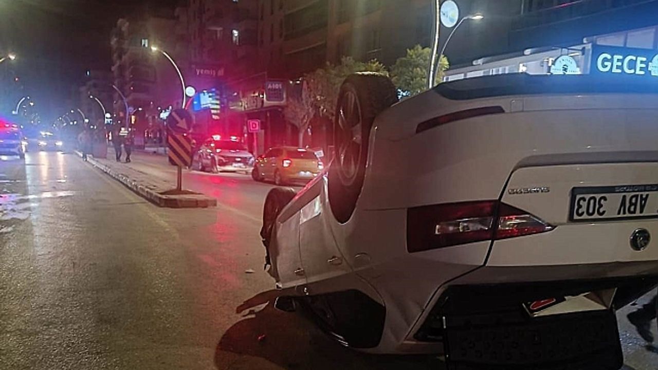 Van''da iki otomobil çarpıştı: 2 yaralı