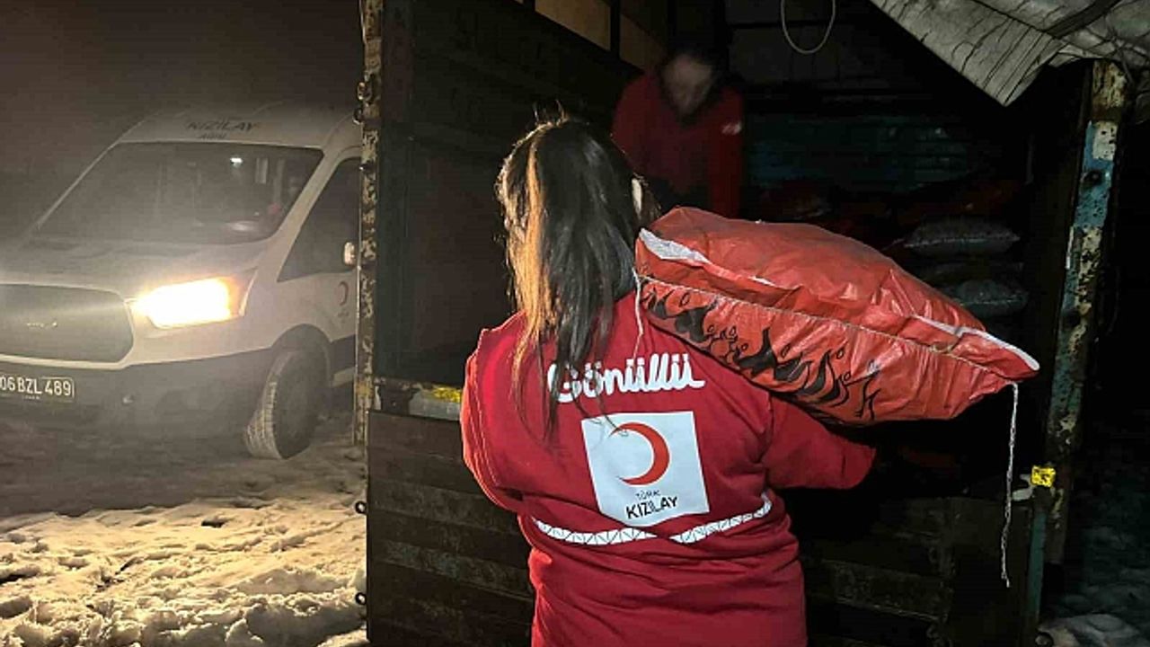Ağrı''da kışın zorlu şartlarına karşı Kızılay, ihtiyaç sahiplerine kömür desteği sağlıyor