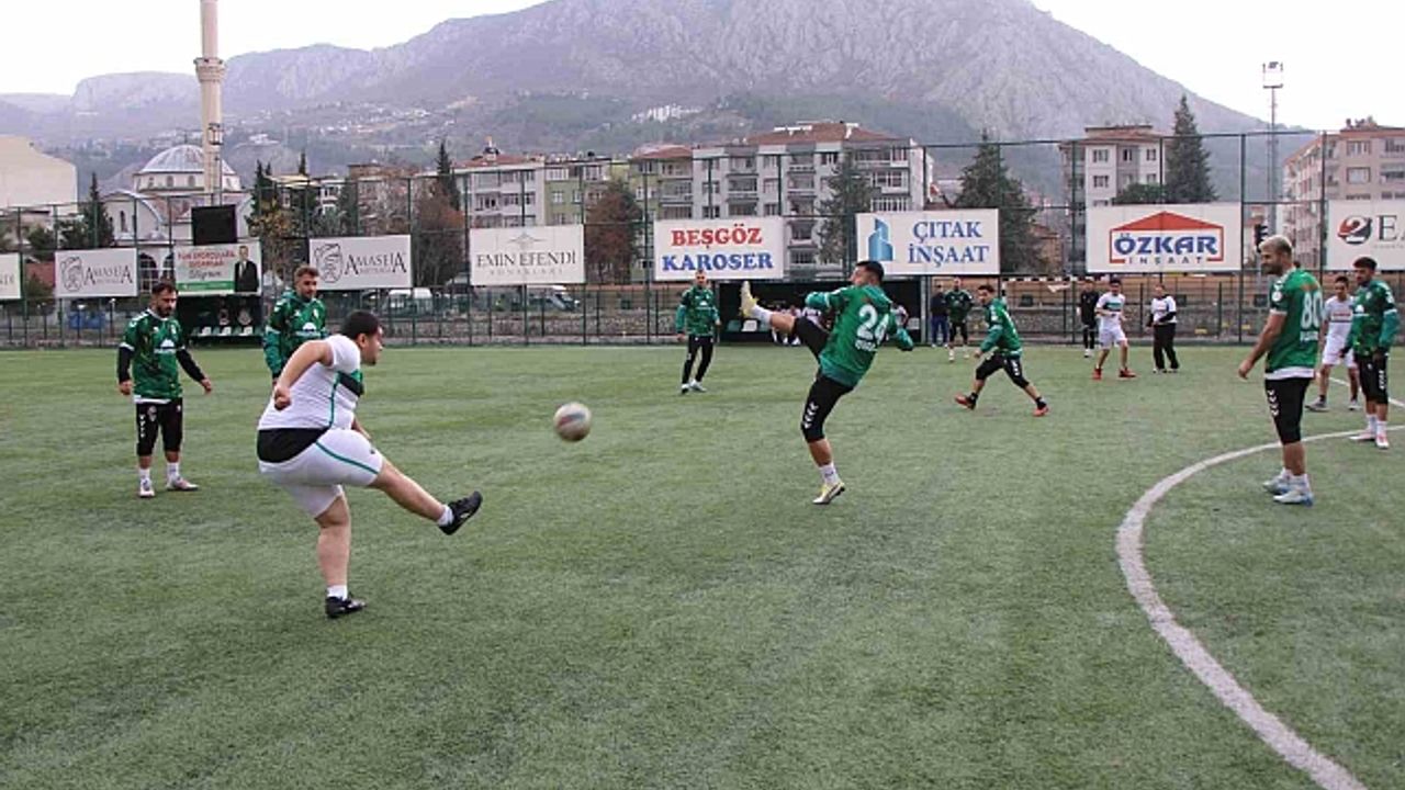 Amasyasporlu futbolcular, maç yaptıkları engelli taraftar Semih ve arkadaşlarını sevindirdi