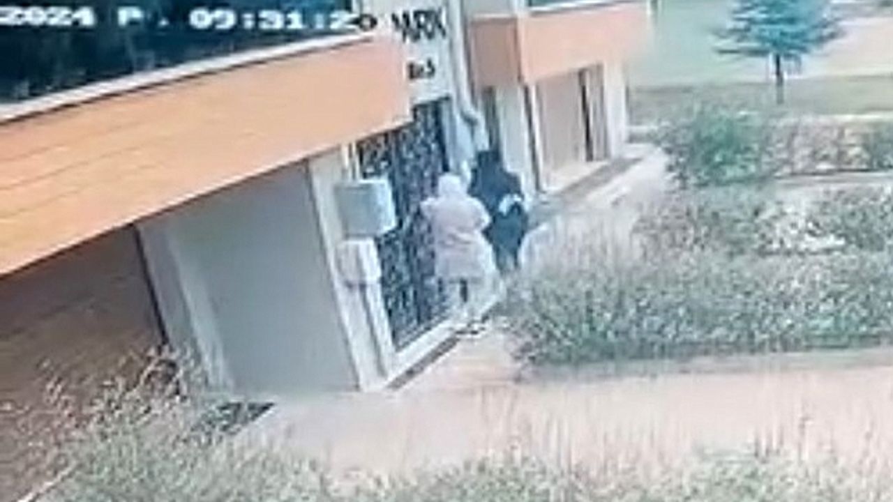 Apartmana giremeyen hırsızlık şüphelileri kameraya yakalandı