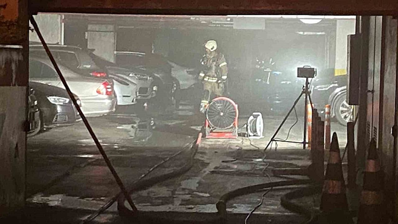 Başakşehir''de elektrikli otomobil yangını: 14 katlı bina geçici olarak tahliye edildi