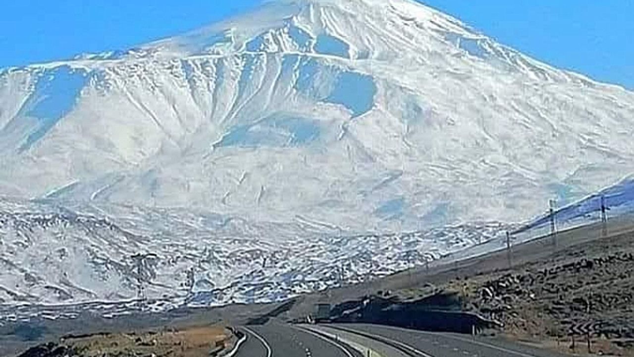 Beyazlara Bürünen Ağrı Dağı Kartpostallık Görüntü Oluşturdu