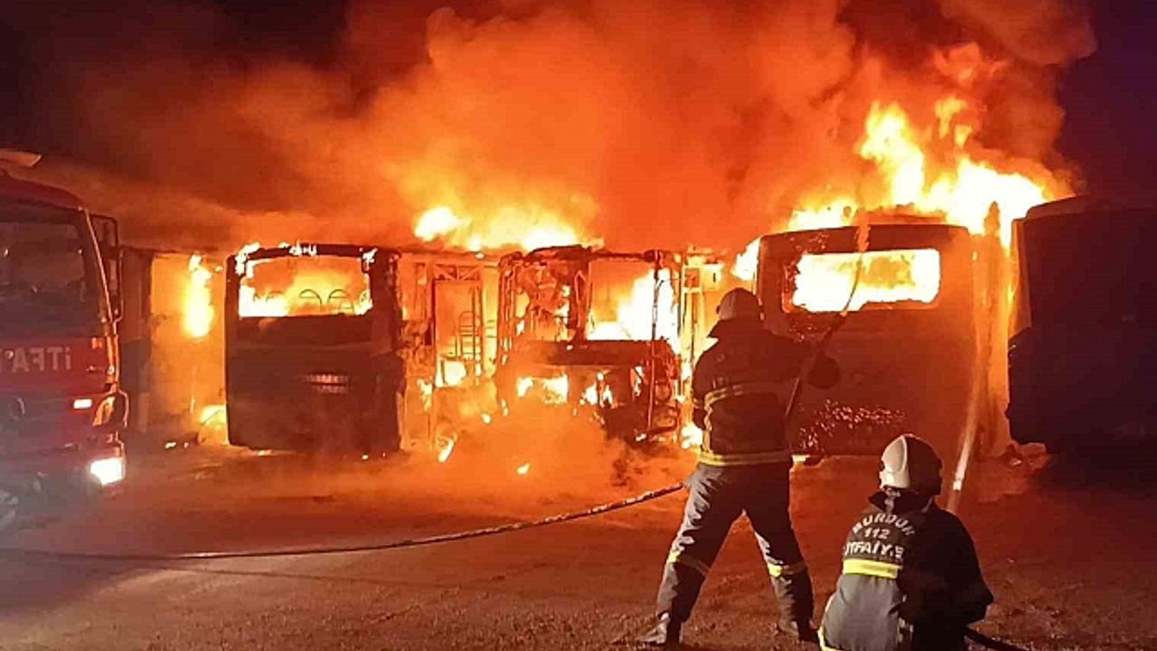 Burdur''da feci yangın: 5 halk otobüsü alev alev yanarak hurdaya döndü