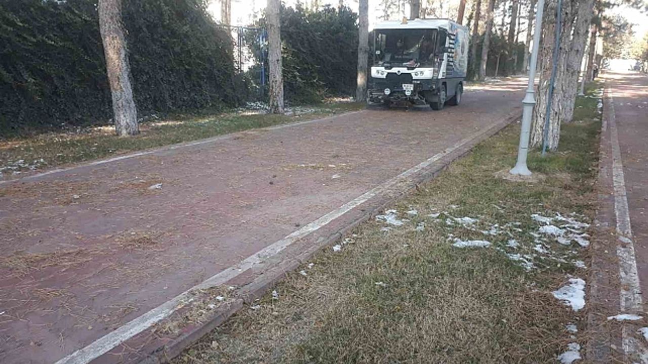 Büyükşehir; kent genelinde temizlik ve bakım çalışmalarına devam ediyor