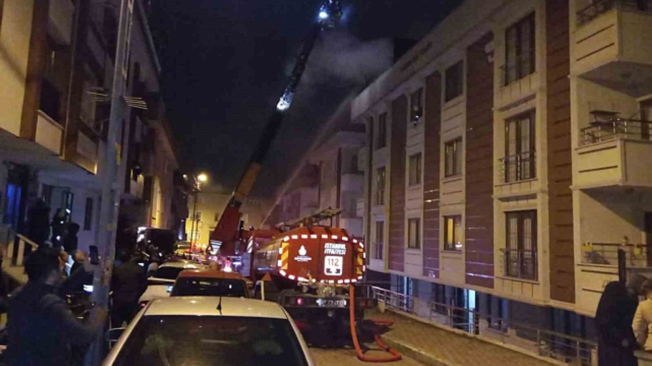 Çekmeköy''de çatı katı alevlere teslim oldu