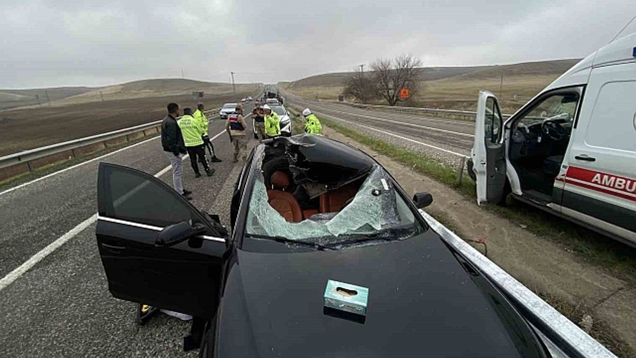Diyarbakır''da tırdan fırlayan tekerin seyir halindeki otomobilin tavanına düşmesiyle 1 kişi öldü