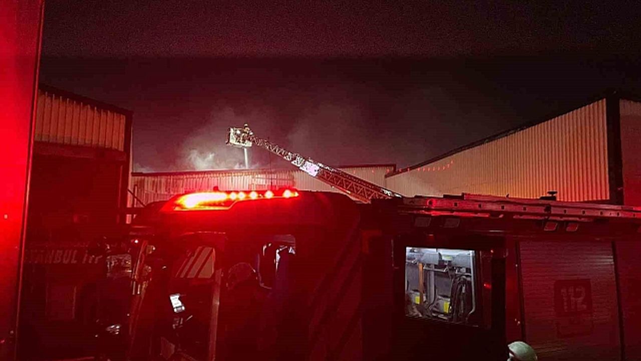 Esenyurt''ta çatal kaşık üretimi yapan fabrika alev alev yandı