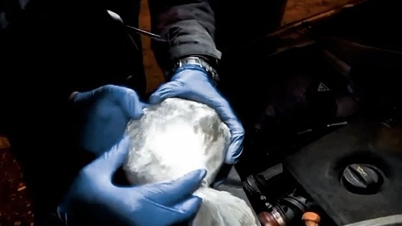 Gelibolu''da aracın motor kısmından uyuşturucu çıktı: 1 şüpheli tutuklandı