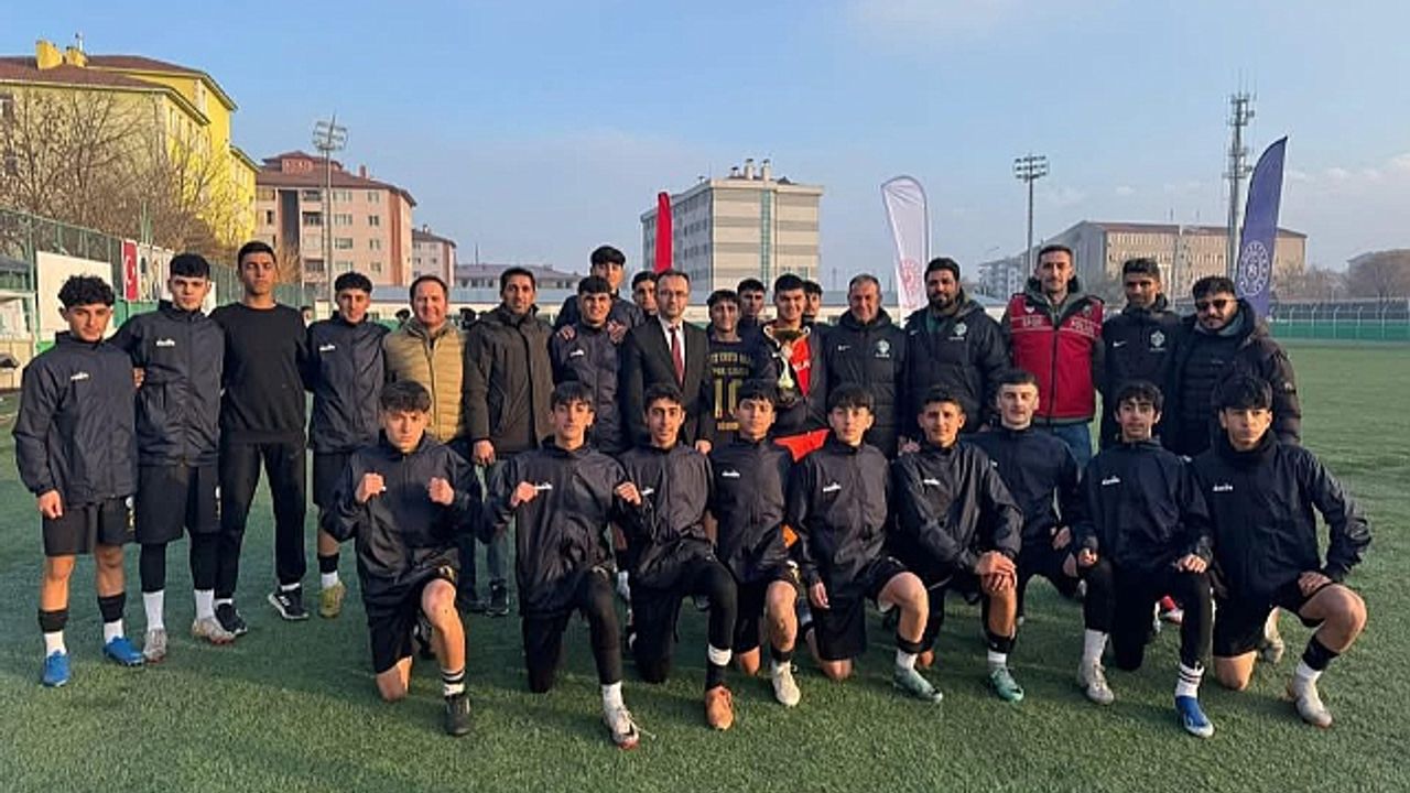 Gençler Futbol Müsabakalarında Ödüller Sahiplerini Buldu