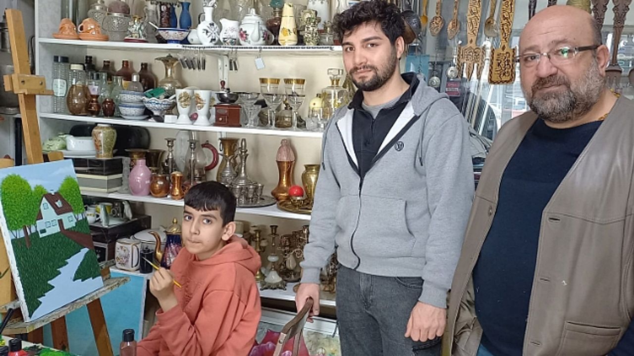 Hafta Sonu Resim Kursunda Küçük Çocuklar Telefonsuz Yaratıcılıklarını Keşfediyor