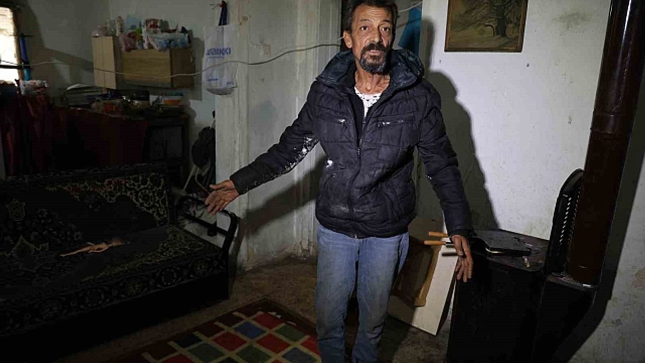 Hurda ve plastik toplayarak geçiniyorlar