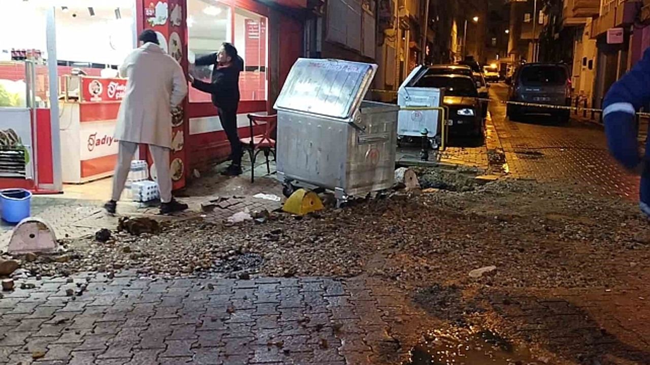 Kadıköy''de kanalizasyon borusu patladı... Fışkıran suyun metrelerce yükseldiği anlar kamerada