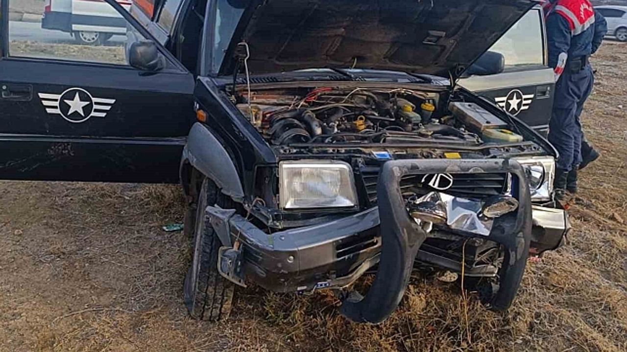 Kamyonet trafik ışığı direğine çarptı: Sürücü ağır yaralı