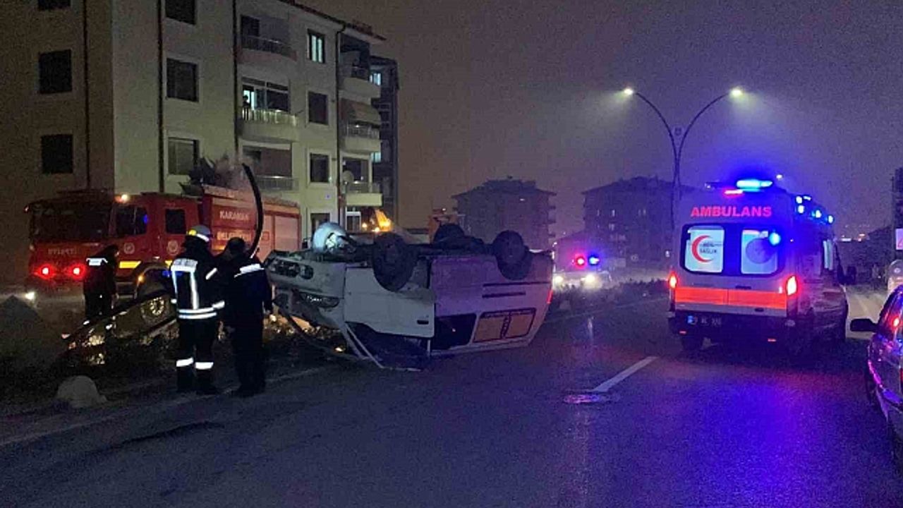 Karaman''da aydınlatma direğine çarpan minibüs takla attı: 1 yaralı