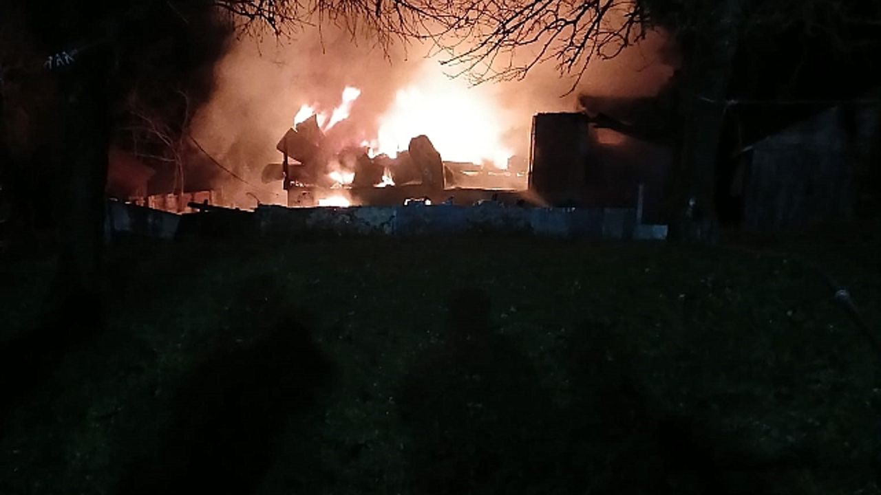 Kastamonu''da 2 katlı ahşap ev küle döndü