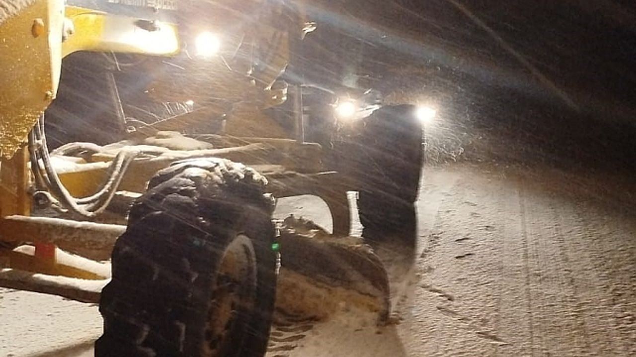 Kazdağları''nda kar kalınlığı 12 santimetreye ulaşırken ulaşımda aksamalar yaşanıyor
