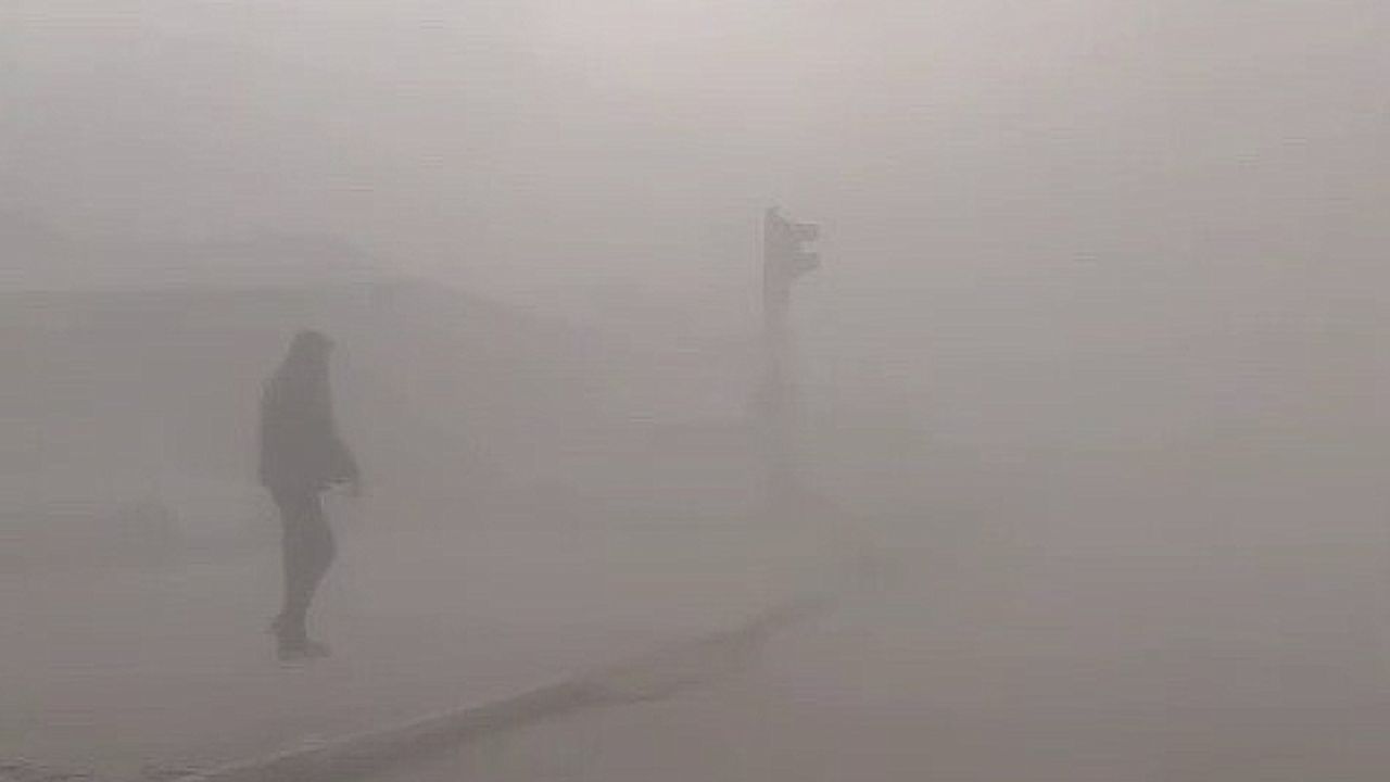 Kent merkezi yıkılan binanın tozu etkisinde kaldı