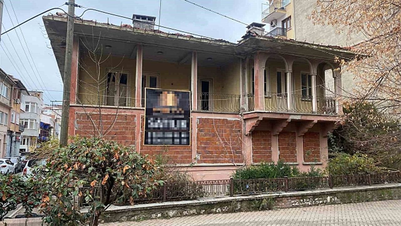 Kent merkezindeki metruk tarihi bina merak konusu oldu