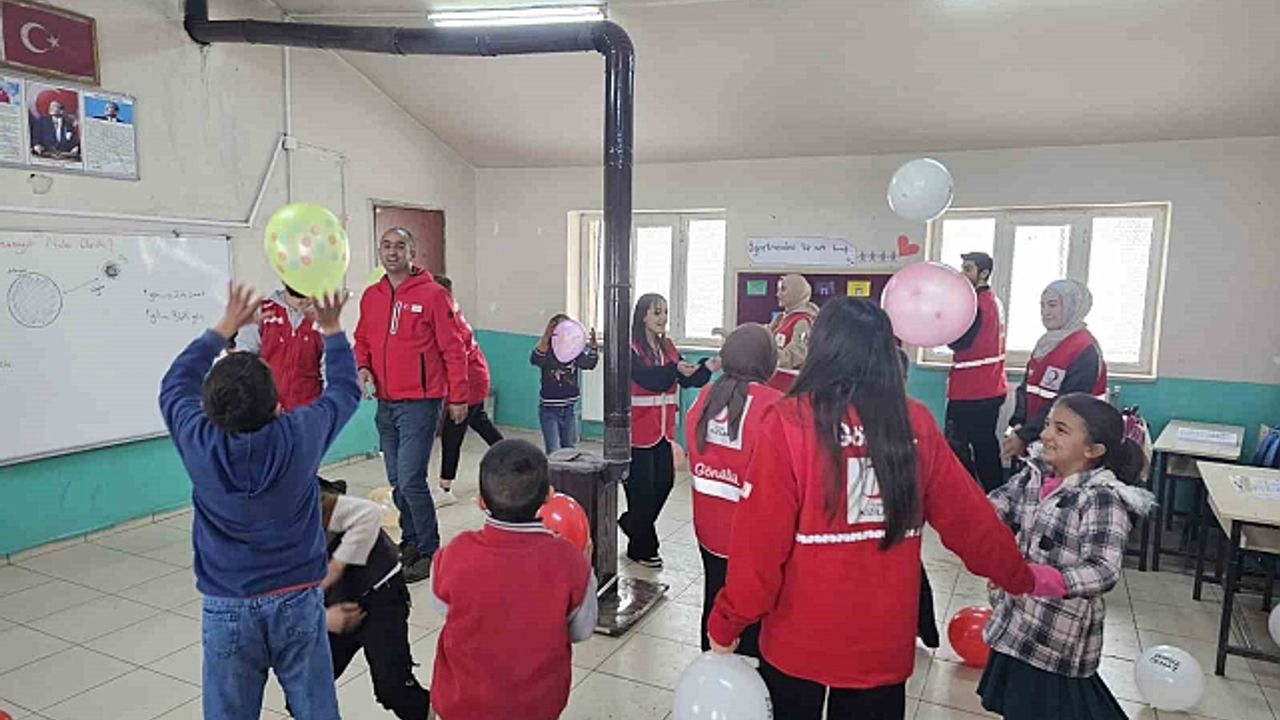 Kızılay gönüllüleri, kar yağışı altında köy çocuklarının yüzünü güldürdü