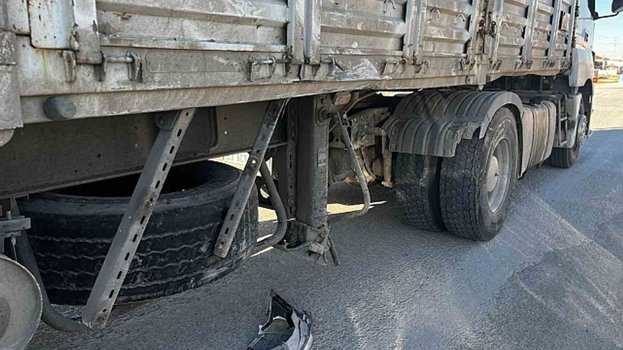 Konya''da kazaya karışan kamyonet yayalara çarptı: 3 yaralı