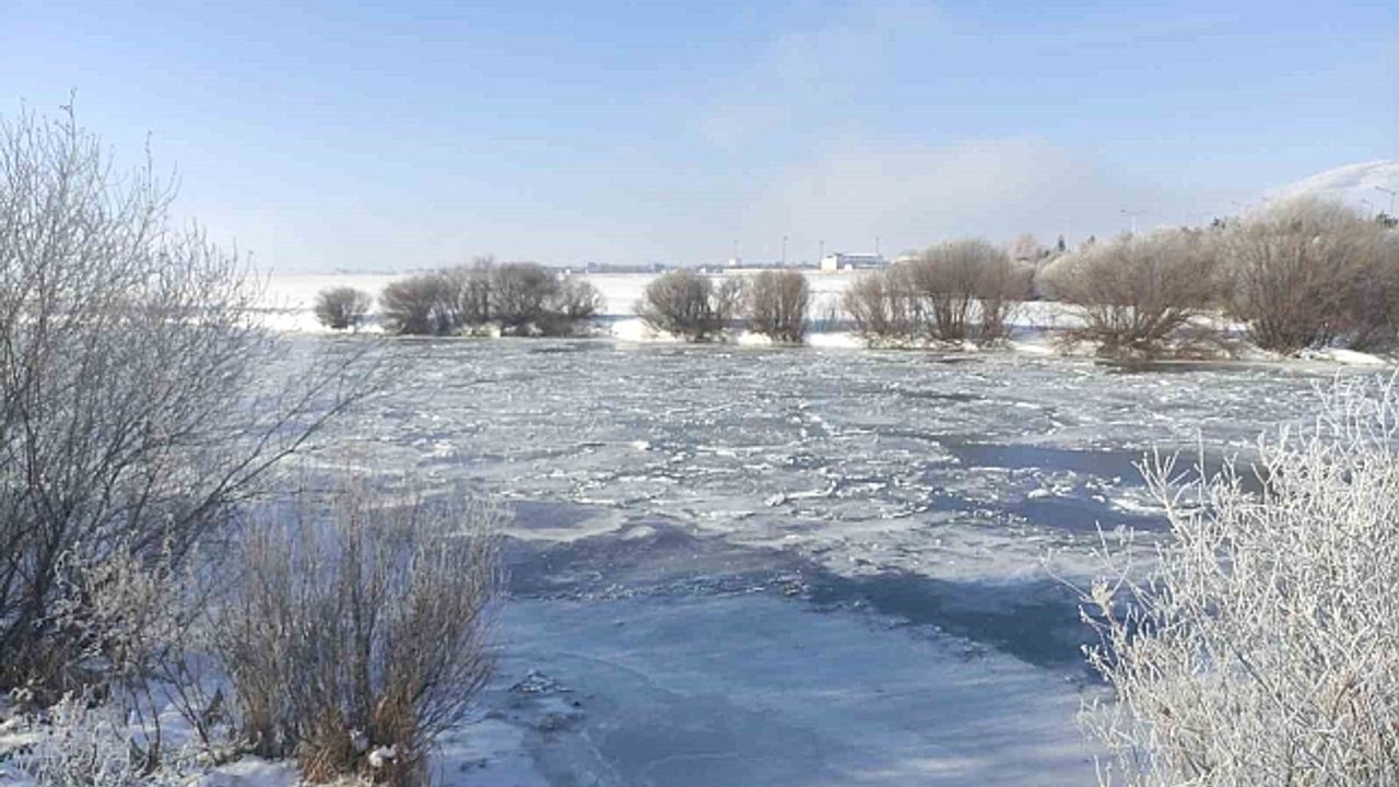 Kura Nehri dondu