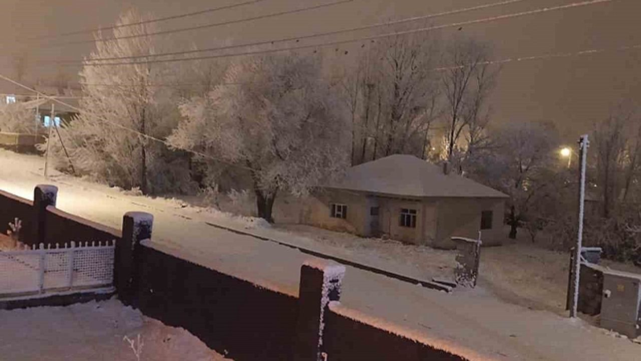 Muradiye''de kar yağışı: 27 yerleşim yerinin yolu kapandı