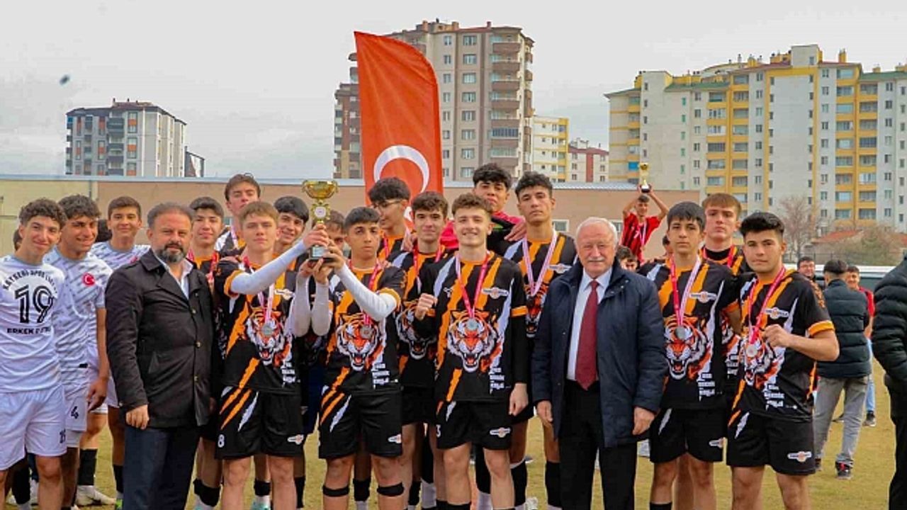 Okul Sporları Futbol Genç A Erkekler''de kupalar sahibini buldu