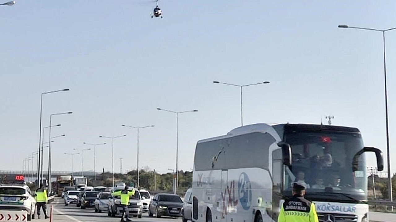 Otoyolda ''cayrokopter''le denetim: 20 araca cezai işlem uygulandı, 3 aranan şahıs yakalandı