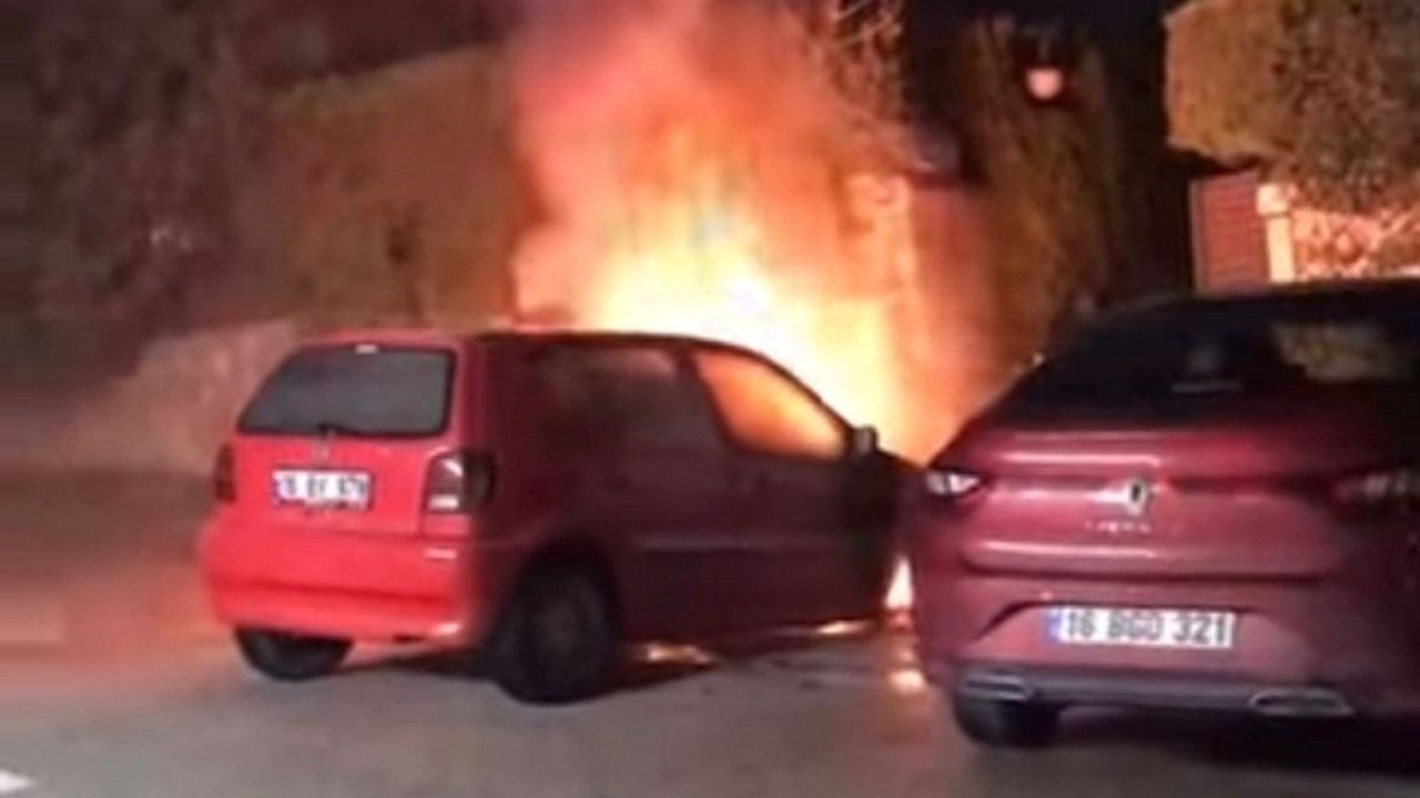 Park halindeki otomobil alev topuna döndü