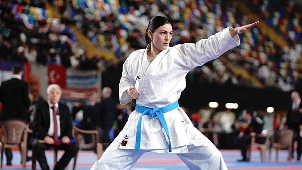 Samsunlu Sinem, Boğaziçi Karate Şampiyonası''nda şampiyon oldu