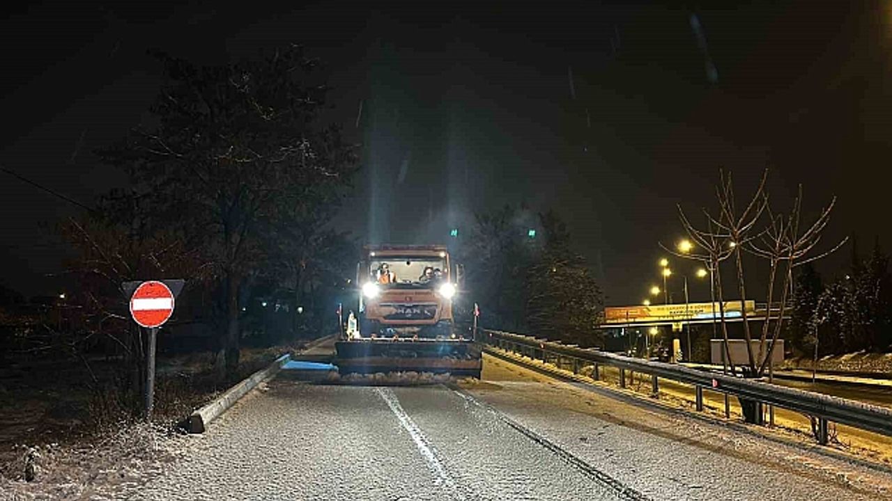 Uşak''ta kar yağışı etkili oluyor