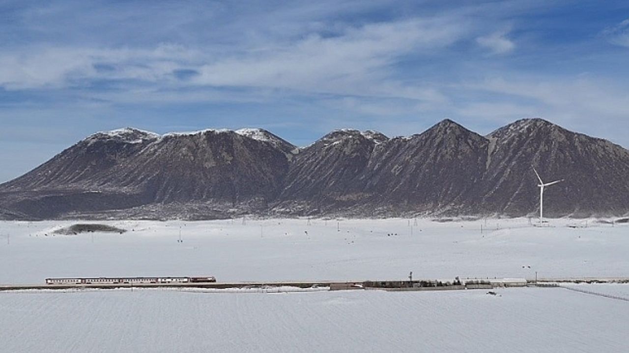 Van Gölü Ekspresi''nin Kirkor Dağı eteklerindeki muhteşem görüntüsü büyülüyor