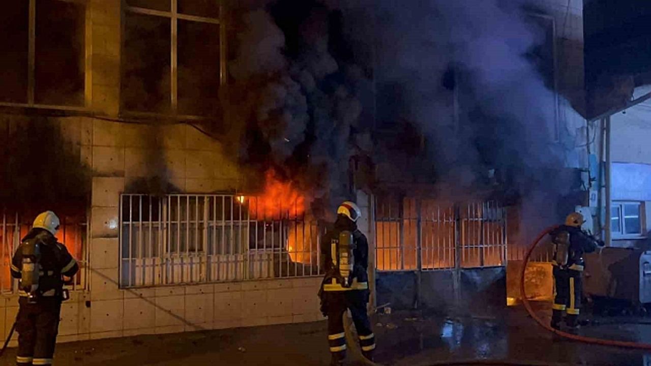 3 katlı tekstil atölyesi alevlere teslim oldu