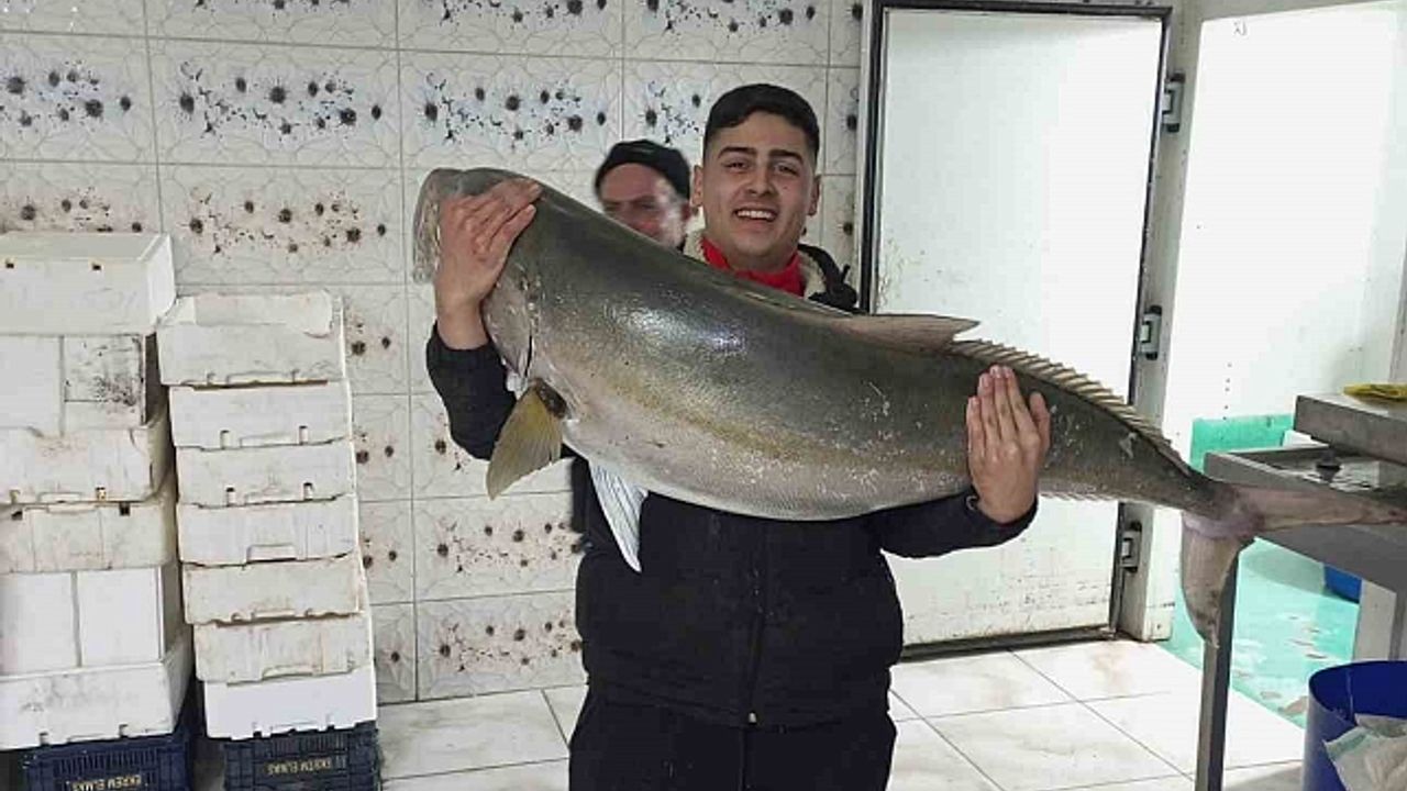 50 kiloluk Akya balığını 2 kişi, 2 saatlik mücadeleyle yakalamayı başardı