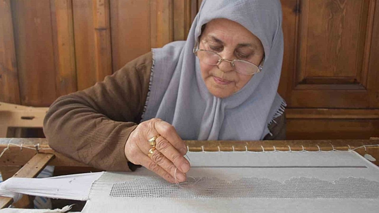 70 yaşındaki kadın usta 200 bin TL''lik Antep işi sanat işliyor