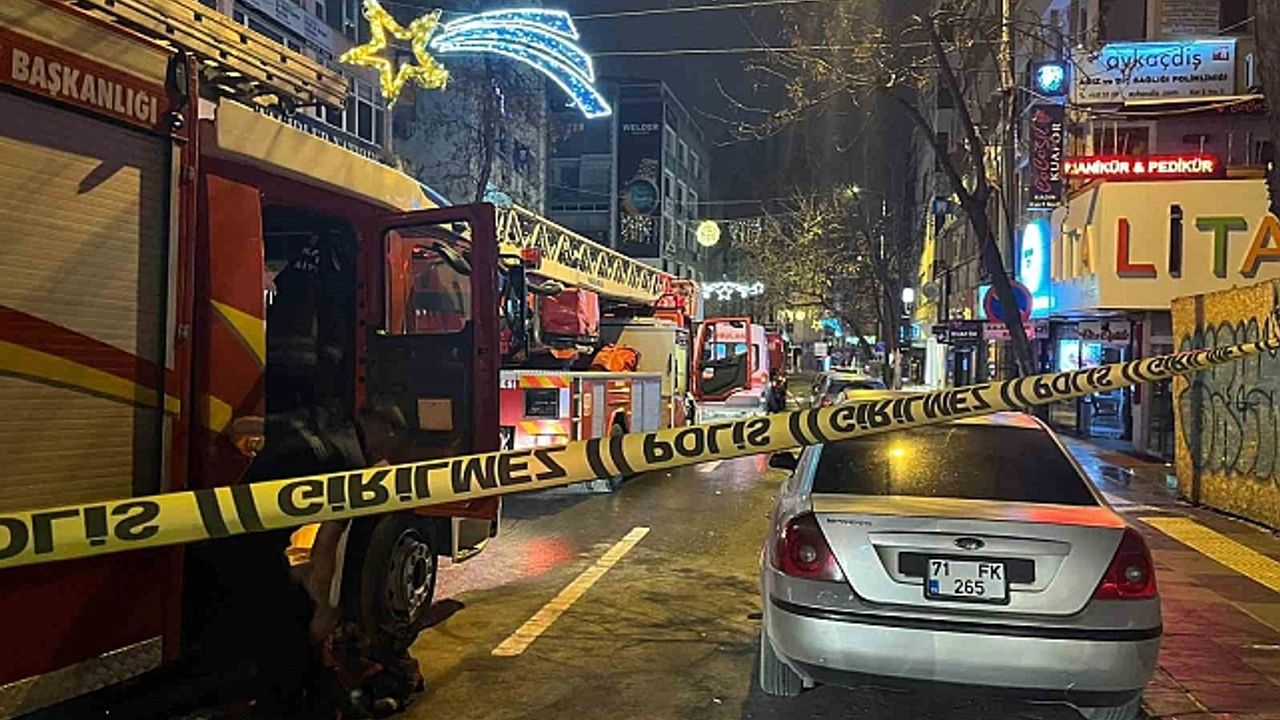 Ankara''da 5 katlı binada korkutan yangın: 3 kişi yaralandı, 6 kişi dumandan etkilendi