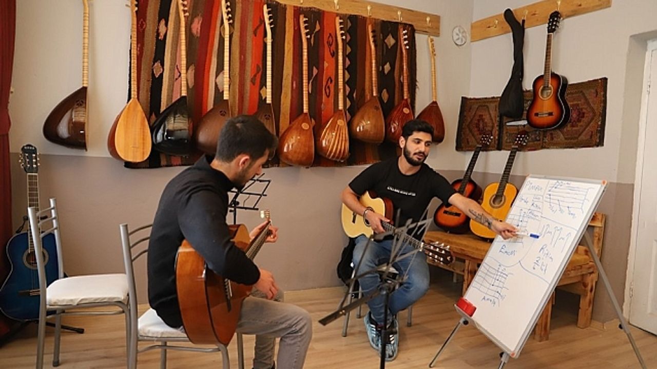 Ardahan Belediyesi ''Nuri Vatan Kültür merkezi'', tüm sanat dallarında kursiyerlere eğitim veriyor
