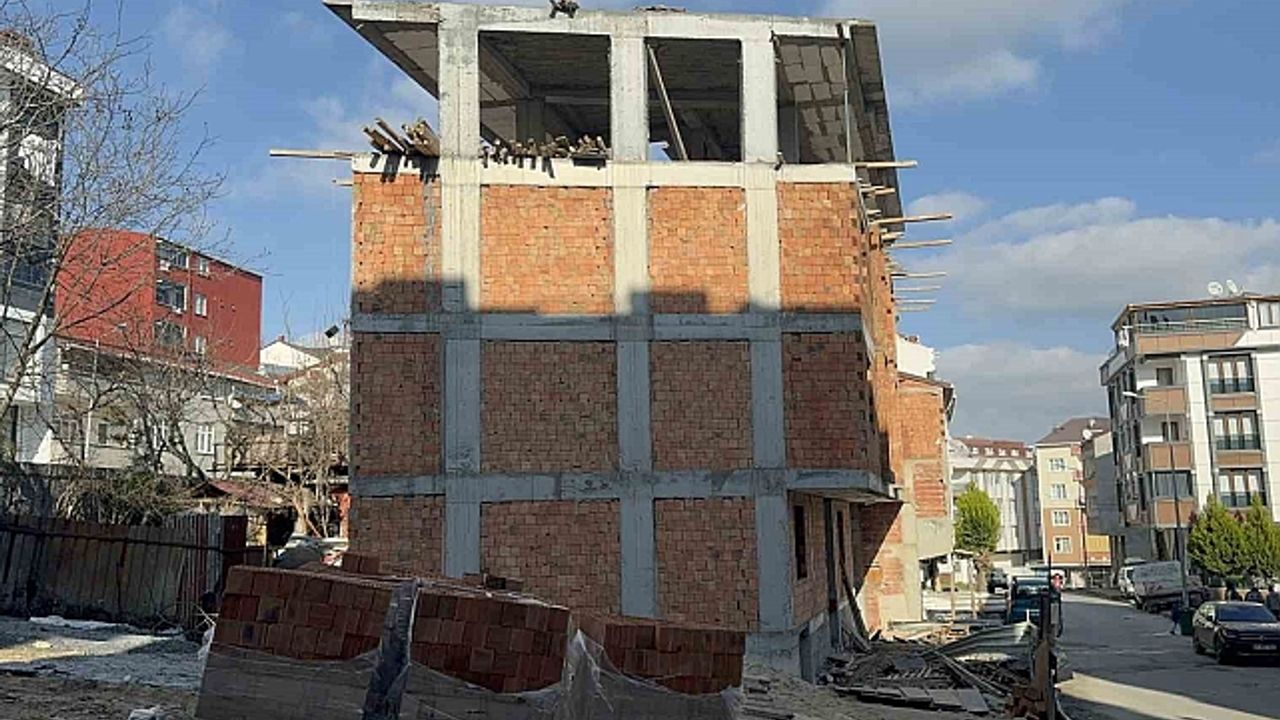 Arnavutköy''de inşaattan düşen işçi ağır yaralandı