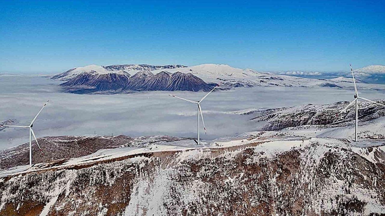 Bitlis''teki rüzgar güllerinin sisli dağlarla görüntüsü mest ediyor