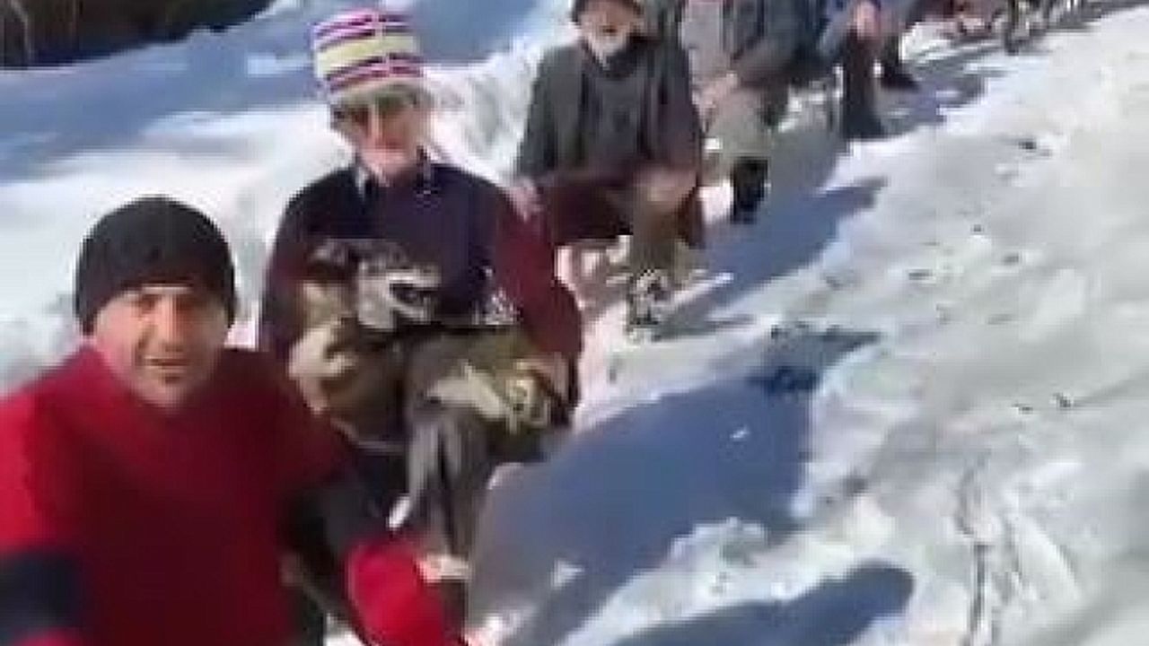 Bu köyde 7''den 70''e herkes kızak yarışı yapıyor